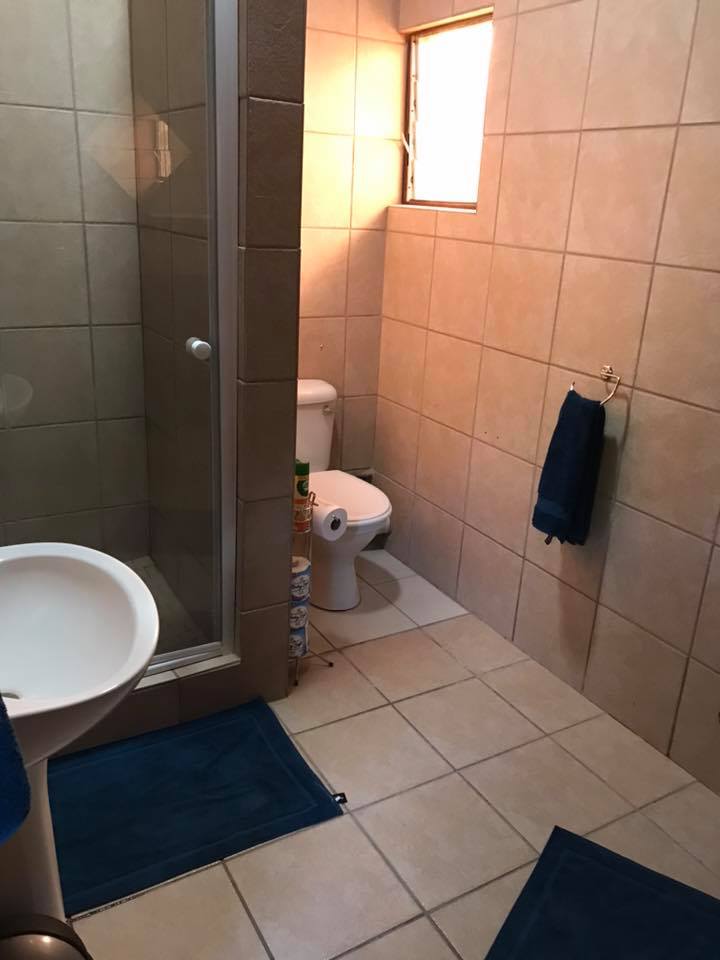 En-suite bathroom with shower